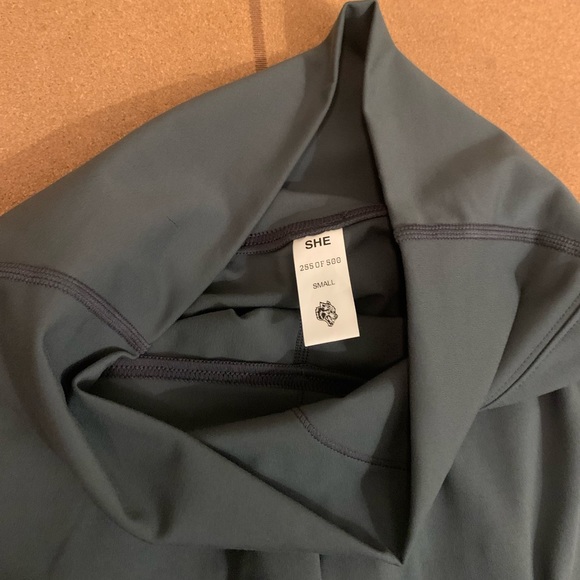 Darc Sport wolf gray loyalty energy Georgia flare leggings NWT 🐺 - Picture 8 of 8